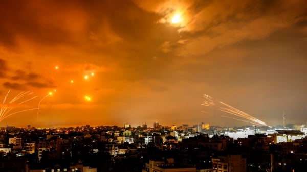 2023年10月8日凌晨，巴勒斯坦武裝分子從加薩城發射的火箭被以色列鐵穹防禦飛彈系統攔截。(圖片來源: EYAD BABA/AFP via Getty Image)