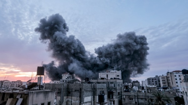 由于哈马斯再次向耶路撒冷等地发射火箭弹，以色列国防部长下令军队全面围困加沙地带。