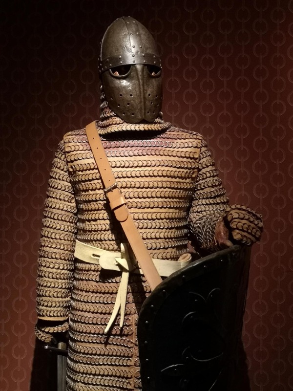 中世紀騎士的厚重鎧甲