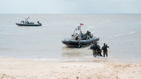 台湾国军官兵在海滩演训