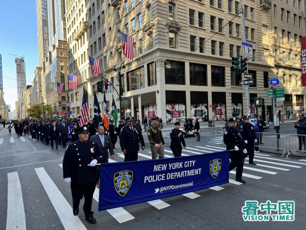 紐約老兵節於11月11日在紐約曼哈頓第五大道舉辦遊行，有300團體逾2萬人共襄盛舉