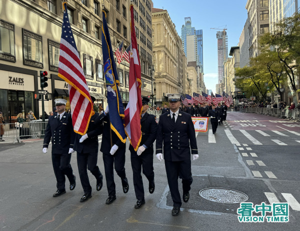 纽约老兵节于11月11日在纽约曼哈顿第五大道举办游行，有300团体逾2万人共襄盛举