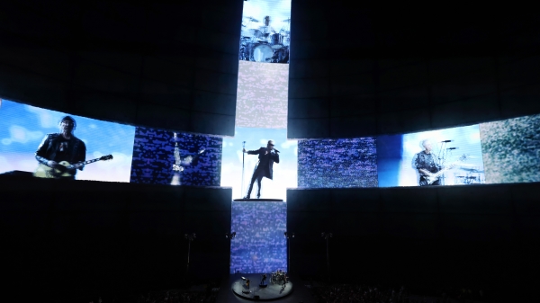 U2 的Bono、The Edge、Adam Clayton 和Bram van den Berg 於2023 年9 月30 日在內華達州拉斯維加斯舉行的U2: UV Achtung Baby Live 現場表演。