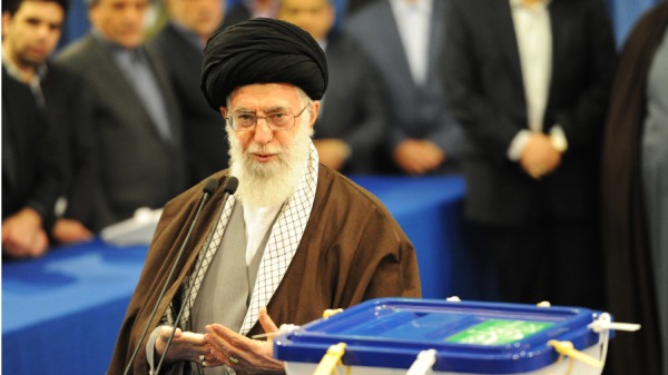 2016 年2 月26 日，伊朗最高領袖哈米尼（Ayatollah Ali Khamenei）在伊朗德黑蘭舉行的議會和專家大會重要選舉中投下第一張選票。