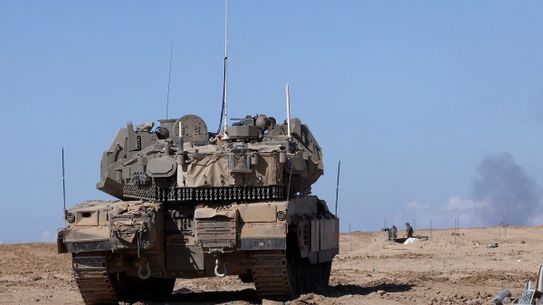 11月16日，以色列与哈马斯在加沙地带持续交战，一辆以色列坦克部署在以色列南部靠近加沙地带边界处。