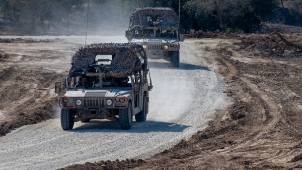 2023年11月17日，以色列國防軍車輛在以色列南部加沙邊境附近的道路上行駛。