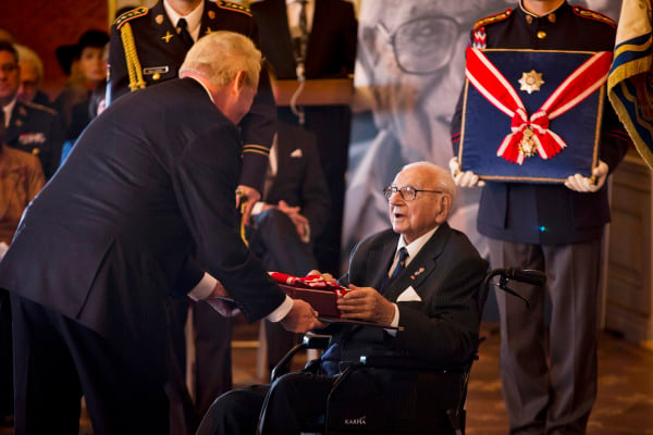 105歲的尼可拉斯溫頓爵士接受捷克總統頒發的白獅勛章。