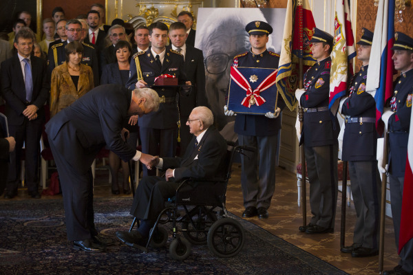 尼可拉斯溫頓榮獲捷克共和國最高榮譽——白獅勛章