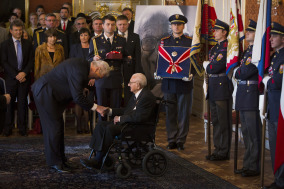 为什么捷克总统含泪向105岁的他致谢(组图)
