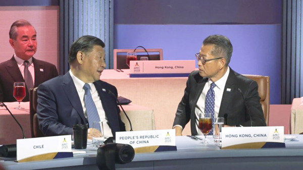 APEC會議上，香港財政司司長陳茂波被安排坐在習近平身邊，期間習近平主動與陳茂波交談。（圖片來源：NOW新聞截圖）