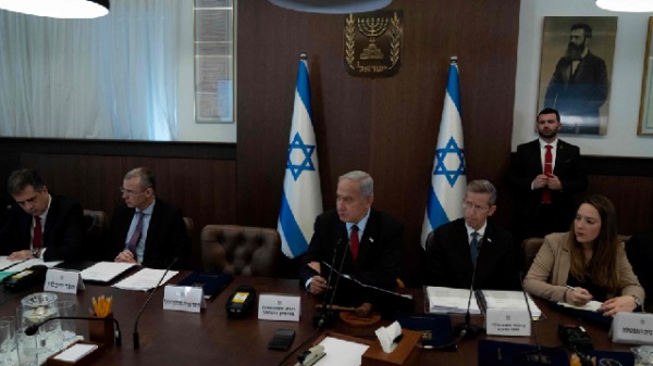 以色列总理内塔尼亚胡（中）主持在耶路撒冷召开的内阁会议。
