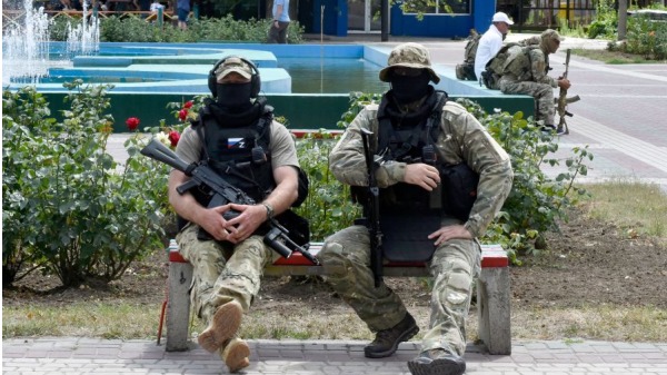 2022年7月14日，俄羅斯軍人坐在扎波羅熱地區梅利托波爾的長凳上，當時俄羅斯正在烏克蘭採取軍事行動。