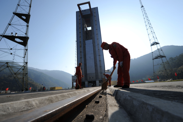 2013年12月1日，中国工人在位于西南省份四川的西昌卫星发射中心对发射台进行最后的准备工作。