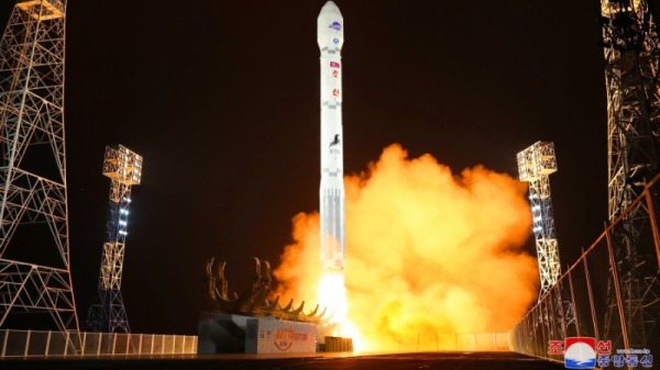 11月21日晚间10时43分，朝鲜发射了“千里马-1”运载火箭，而将侦察卫星“万里镜-1”送进地球轨道。
