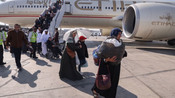 2023年11月27日，从加沙走廊撤离的巴勒斯坦人从埃及阿里什机场乘飞机抵达阿布达比。（图片来源：KARIM SAHIB/AFP via Getty Images）2023年11月27日，从加沙走廊撤离的巴勒斯坦人从埃及阿里什机场乘飞机抵达阿布达比。