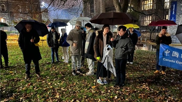 2023年11月26日晚，公民会组织在多伦多大学校园举办白纸运动周年纪念活动。（看中国摄）