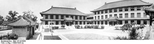 北京协和医学院于1906年由美国和英国传教士创办，并由洛克斐勒基金会资助