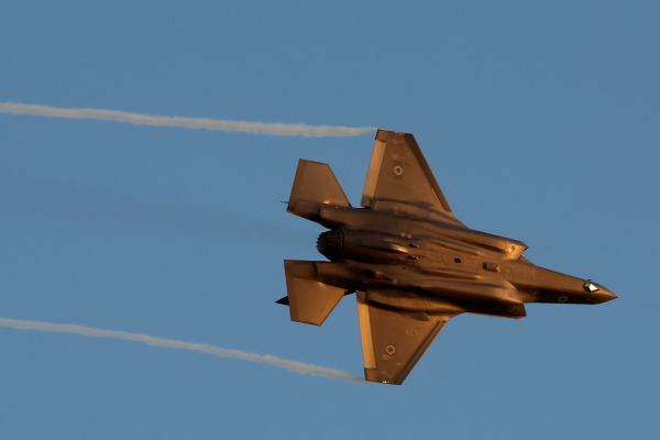 2023年6月29日，以色列 F-35战斗机在南部城市贝尔谢巴附近的内盖夫沙漠哈泽里姆基地举行的以色列空军飞行员毕业典礼上进行表演。
