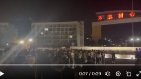 “罢课”“要活命”传江西数百中学教师县府讨薪抗议(组图)