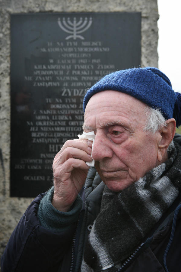 被拯救的猶太人路德維克‧庫徹 (Ludwik Ku​​tscher)，2008年在前納粹集中營普拉紹夫(Plaszow) 的紀念牌前哭泣。