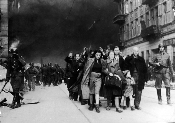 1943 年 4 月 19 日，波蘭華沙，參加華沙隔都起義的被俘猶太平民被納粹軍隊押出城。