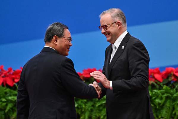 2023年11月5日，中国国务院总理李强与澳大利亚总理安东尼·阿尔巴尼斯在上海举行的第六届中国国际进口博览会开幕式上握手。