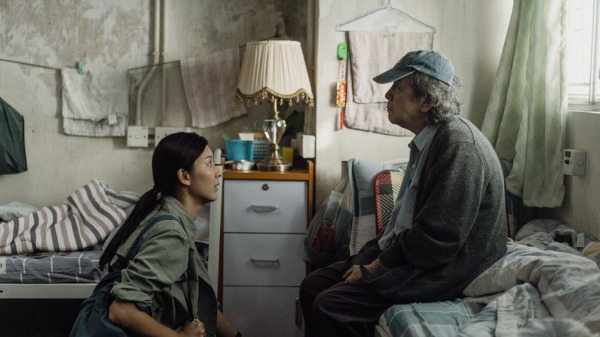 香港電影「白日之下」入圍第60屆金馬獎5項提名，角逐金馬影后的余香凝（左）在片中假扮姜大衛（右）親人，查訪黑心療養院內幕。