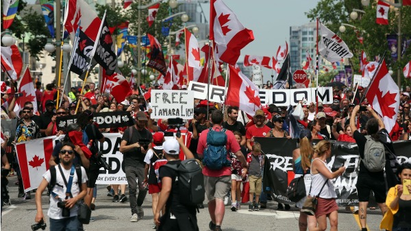 數百名“自由車隊” 2022 年 7 月 1 日加拿大國慶日，支持者在加拿大渥太華市中心遊行。(DAVE CHAN/AFP via Getty Images)