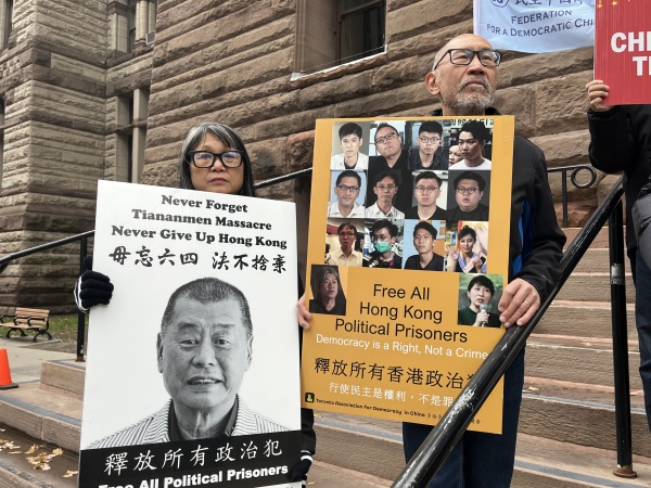 2023年12月10日，公民會、民陣、藏人團體、大多地區越南社區等數百人在加拿大多倫多舊市政庭大樓前舉辦國際人權日集會，抗議中共暴政。圖為多倫多港人Maggie Leung（左一）（看中國攝）