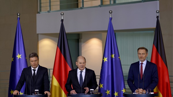 12月13日，德国总理朔尔茨（中）、经济部长罗伯特・哈贝克（左）和财政部长克里斯蒂安・林德纳召开记者会，确认联合政府已就联邦财政预算危机的解决方案达成一致。