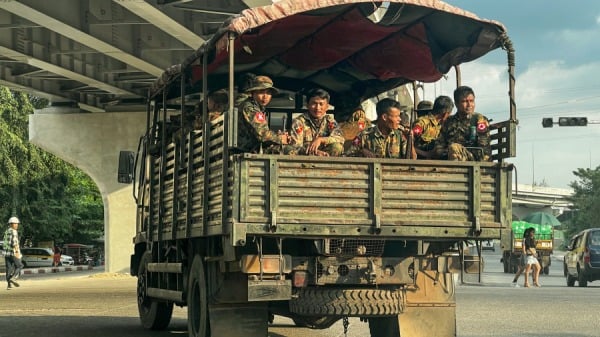 2023年12月4日，緬甸軍方成員在仰光街道上的一輛卡車上巡邏。