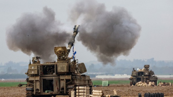 2023年12月14日，以色列和巴勒斯坦激进组织哈马斯仍在激战，以色列军队炮击加沙地带的哈马斯军事目标。