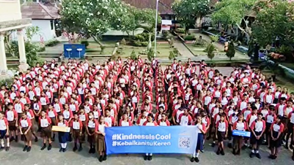 印尼巴里島（又稱峇里島）一所學校在乾淨世界舉辦的「善良很酷」（#KindnessIsCool）活動中。（圖片由乾淨世界提供）