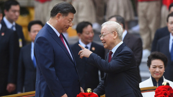 图为12月12日习近平抵达越南，受到越共总书记阮富仲（右）的接待。（图片来源：Getty Images）