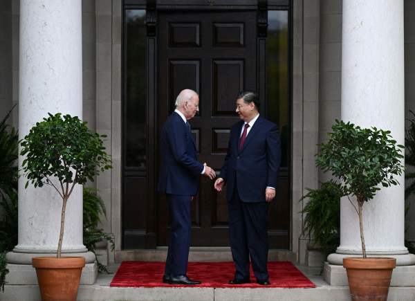 2023年11月15日，在亚太经合组织（APEC）峰会前，美国总统拜登在费罗丽庄园（Filoli）与中共国家主席习近平会晤。