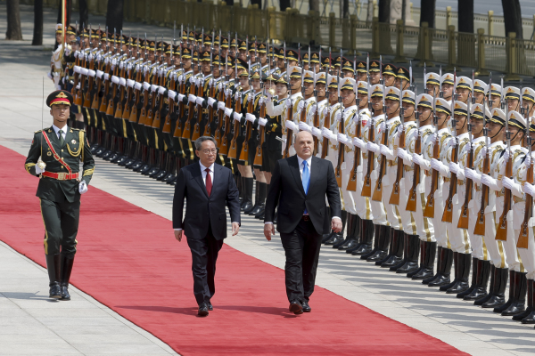 2023年5月24日，俄罗斯总理米舒斯京和中国总理李强出席在中国北京举行的欢迎仪式。