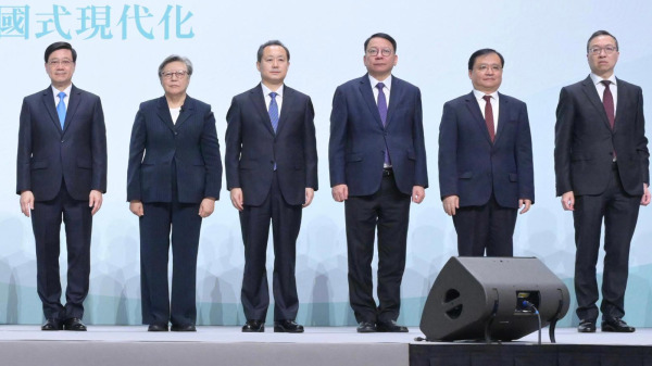 七名中港官员拟被美国制裁，包括香港国安署署长董经纬（左三）、香港律政司司长林定国（右一）。图为2023年“国家宪法日”座谈会合照。（图片来源：香港政府新闻处）