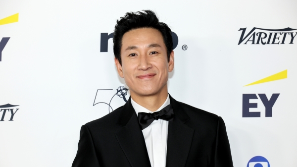 演出电影“寄生上流”的韩国知名演员李善均17日被发现倒卧汽车内身亡，疑似烧炭轻生，享年48岁。