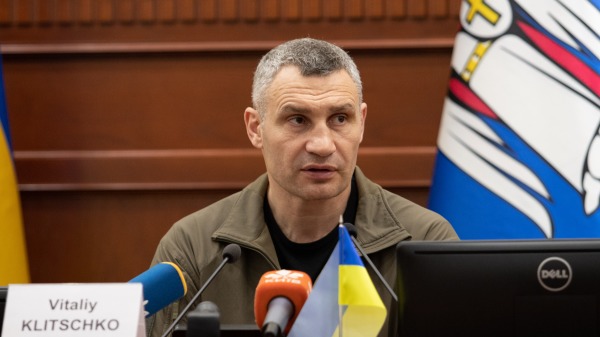 基輔市長克里奇科（Vitali Klitschko）在接受瑞士媒體採訪時稱，烏克蘭總統澤連斯基正在變成獨裁者，將為他的錯誤付出代價並下台。