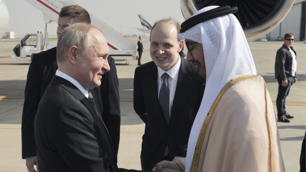 12月6日，俄罗斯总统普京抵达阿布达比机场时与阿联酋外交大臣谢赫・阿卜杜拉・本・扎耶德握手。