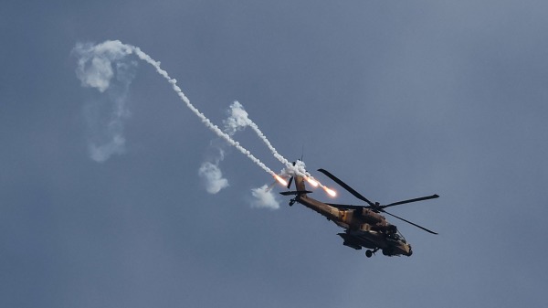 12月8日，以色列與哈馬斯之間的戰鬥仍在繼續，一架以色列陸軍直升機向加沙地帶哈馬斯軍事目標開火。