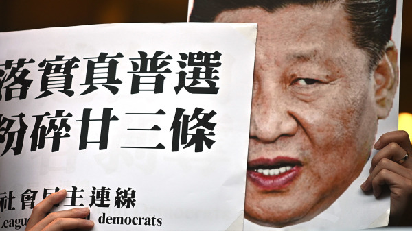 图为2019年12月习近平到访澳门，香港示威者集会抗议。（图片来源：Getty Images）