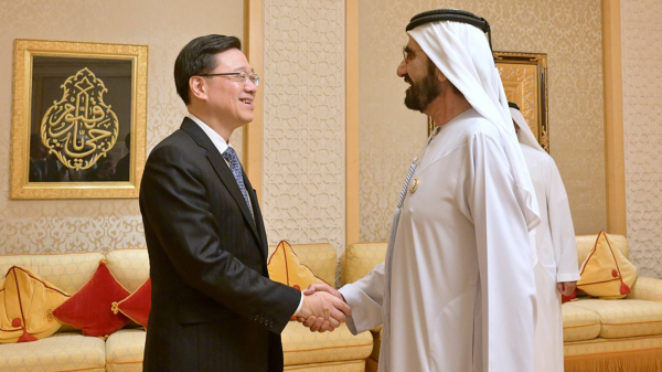 特首李家超（左）2月9日会见迪拜酋长穆罕默德．阿勒马克图姆。（图片来源：香港政府新闻处）