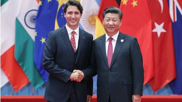 2016年9月4日在中国杭州举行的 G20 峰会上，中国国家主席习近平（右）与加拿大总理贾斯汀特鲁多握手。