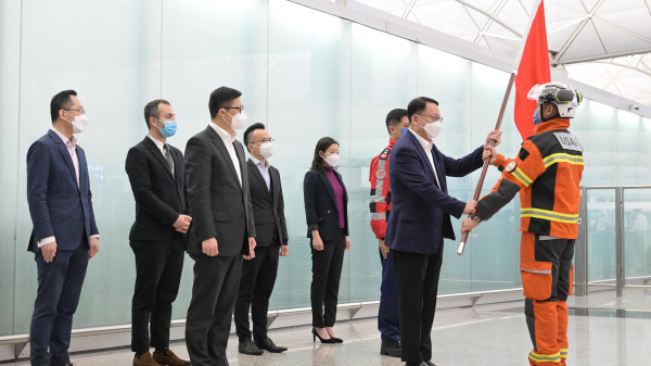 圖為署理行政長官陳國基（右二）授旗予特區搜救隊伍代表。（圖片來源：香港政府新聞處）