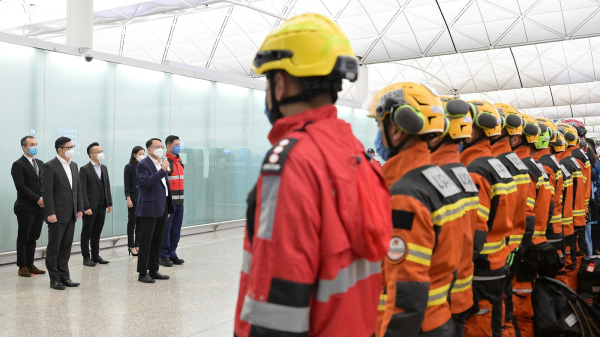 香港政府派出一队59人搜救队伍，2月8日晚上前往土耳其地震灾区协助搜救工作。图为署理行政长官陈国基（左五）在现场打气。（图片来源：香港政府新闻处）