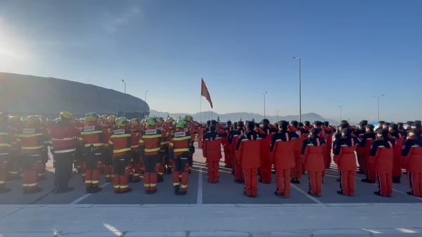 香港搜救隊10日抵達土耳其後沒有馬上投入救援，而是先和中國隊舉行升旗儀式。（圖片來源：香港消防處FB視頻截圖）