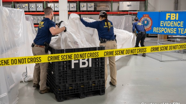 美国联邦调查局（FBI）人员正在对中共间谍气球进行回收（FBI提供）(16:9)