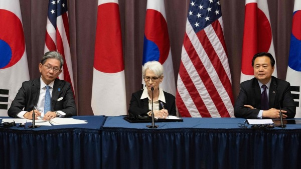 2023年2月13日，美国副国务卿温迪谢尔曼（中）在华盛顿特区国务院与日本副大臣森武雄（左）和大韩民国第一副部长赵贤东举行三边新闻发布会。