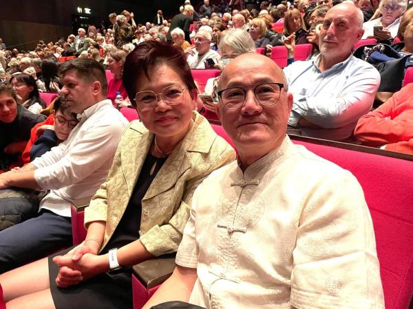 老挝华侨张先生和陈女士一起观看了神韵在巴黎的第二场演出。
